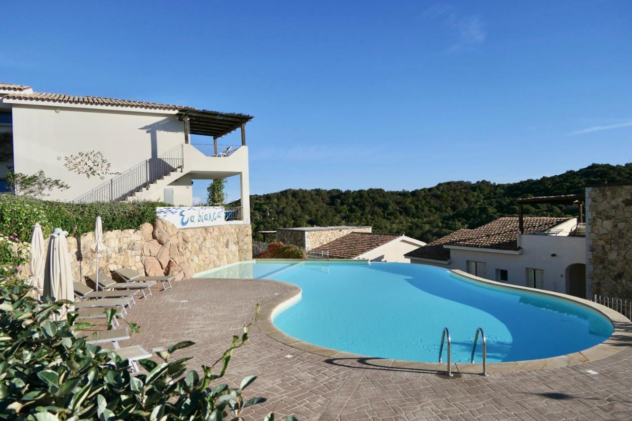Residence Con Piscina A 4 Km Da Baja Sardinia Cala Bitta Exteriér fotografie